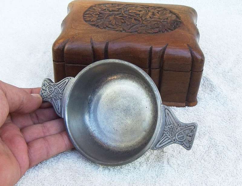 A VINTAGE PEWTER QUAICH WITH CELTIC PATTERN HANDLES MADE IN SCOTLAND BY THE QUAICH COMPANY