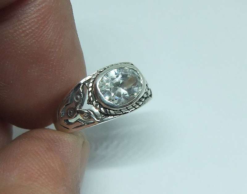 WOW !! A FABULOUS SOLID STERLING SILVER RING WITH COOL DESIGN AND FACETED CZ STONE !!