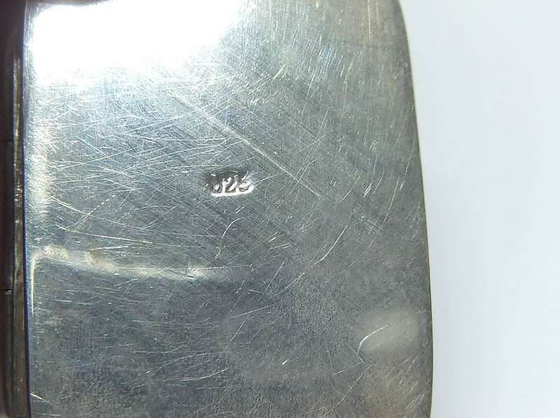 WHAT A FIND !! A CHARMING VINTAGE SOLID STERLING SILVER HINGED PILL BOX IN EXCELLENT CONDITION !!