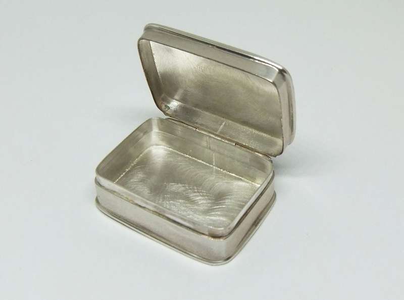 WHAT A FIND !! A CHARMING VINTAGE SOLID STERLING SILVER HINGED PILL BOX IN EXCELLENT CONDITION !!