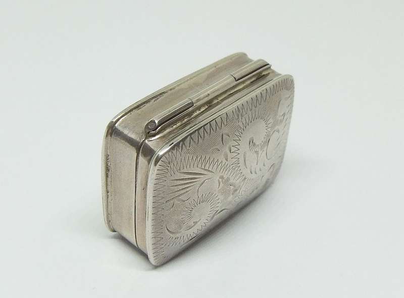 WHAT A FIND !! A CHARMING VINTAGE SOLID STERLING SILVER HINGED PILL BOX IN EXCELLENT CONDITION !!