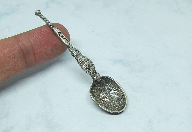 A HALLMARKED STERLING SILVER ANTIQUE SALT SPOON BY CORNELIUS SAUNDERS & FRANCIS SHEPHERD DATED 1901
