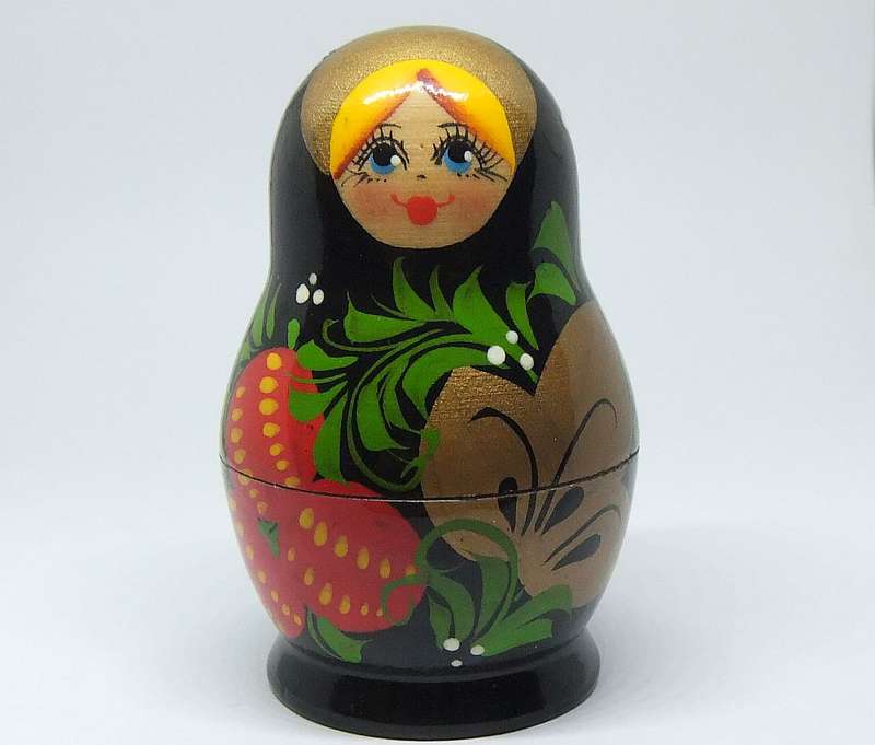 A VINTAGE HAND PAINTED SET OF 3 NESTING DOLLS !!