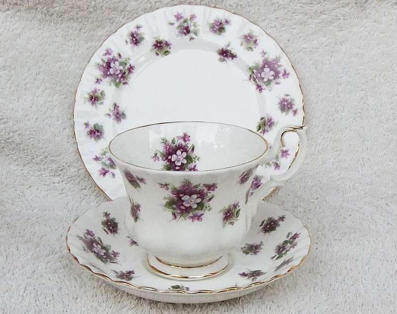 A BEAUTIFUL VINTAGE PORCELAIN TRIO BY ROYAL ALBERT IN THE SWEET VIOLETS PATTERN