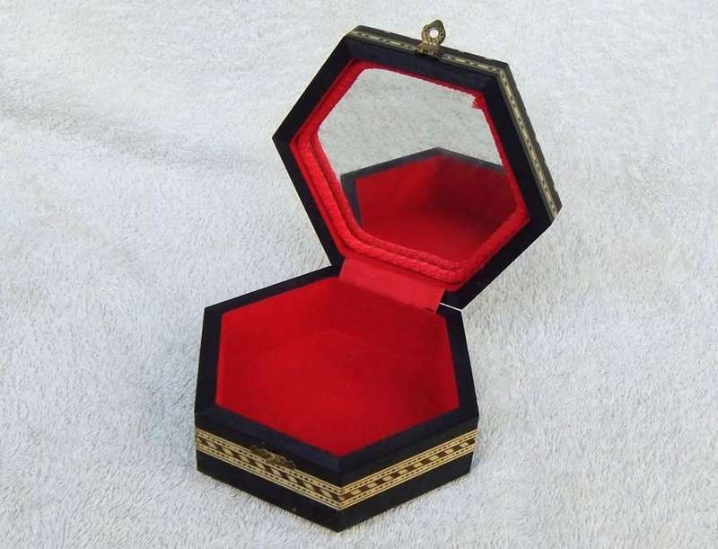 A BEAUTIFUL VINTAGE INLAID HAND MADE JEWELRY BOX MADE IN SPAIN WITH MIRROR INSIDE