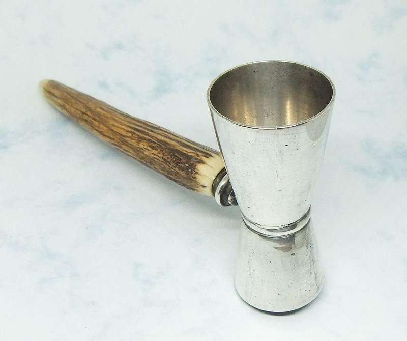 A VINTAGE SILVER PLATE SINGLE/DOUBLE TOT MEASURE WITH GENUINE STAG ANTLER HANDLE MADE IN ENGLAND
