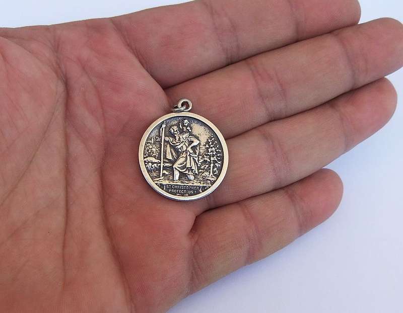 A HIGHLY DETAILED VINTAGE SOLID STERLING SILVER ST CHRISTOPHER PENDANT IN EXCELLENT CONDITION !!