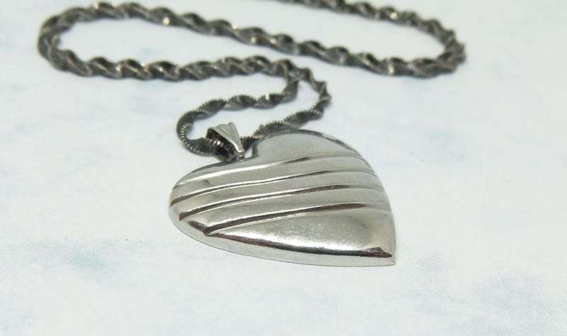WOW !! A LOVELY TWIST LOOK STERLING SILVER NECKLACE WITH A LARGE STERLING SILVER HEART PENDANT !!
