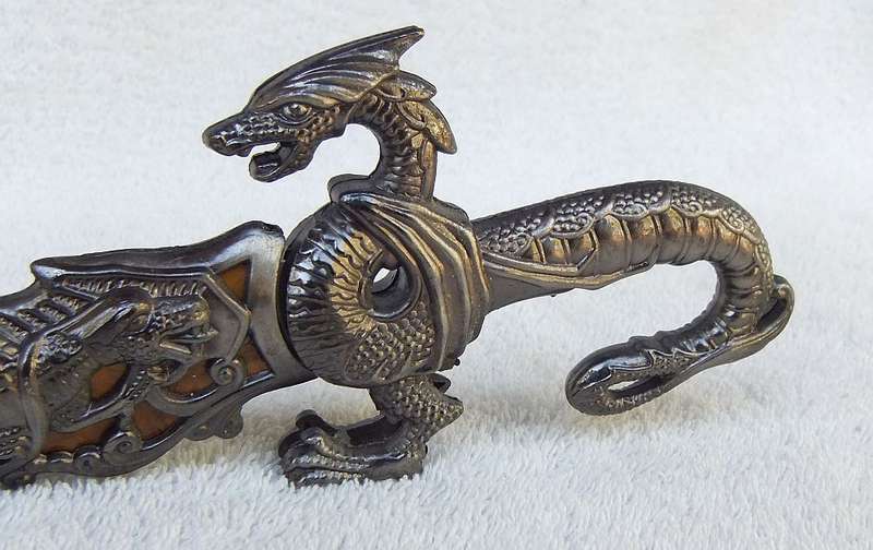 WOW !! A TOTALLY COOL DRAGON MOTIF ORNAMENTAL METAL DAGGER WITH STAINLESS STEEL BLADE !!