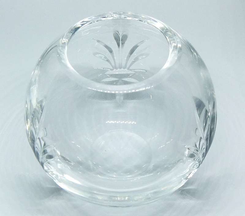 A STUNNING VINTAGE STUART CRYSTAL BOWL OR VASE IN EXCELLENT CONDITION