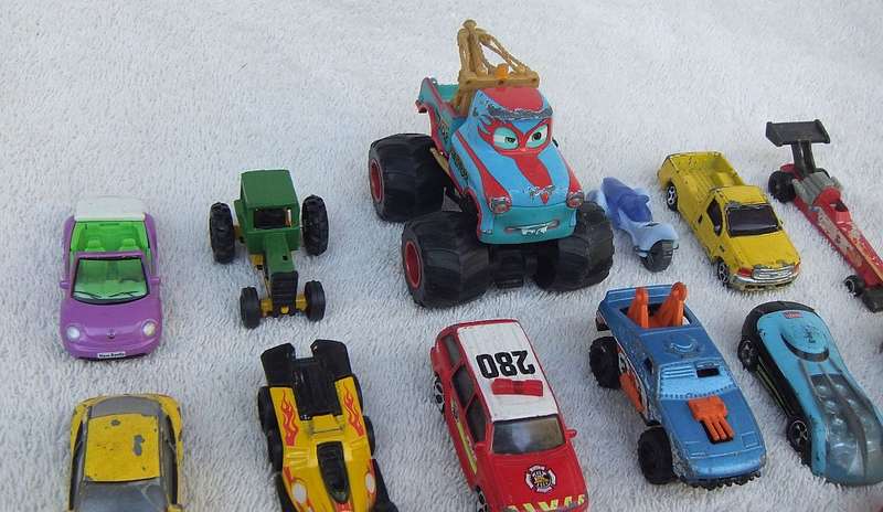 A JOBLOT OF PRELOVED MOSTLY DIE CAST VEHICLES IN VARYING CONDITIONS - 21 TOTAL - BID FOR THE LOT !!