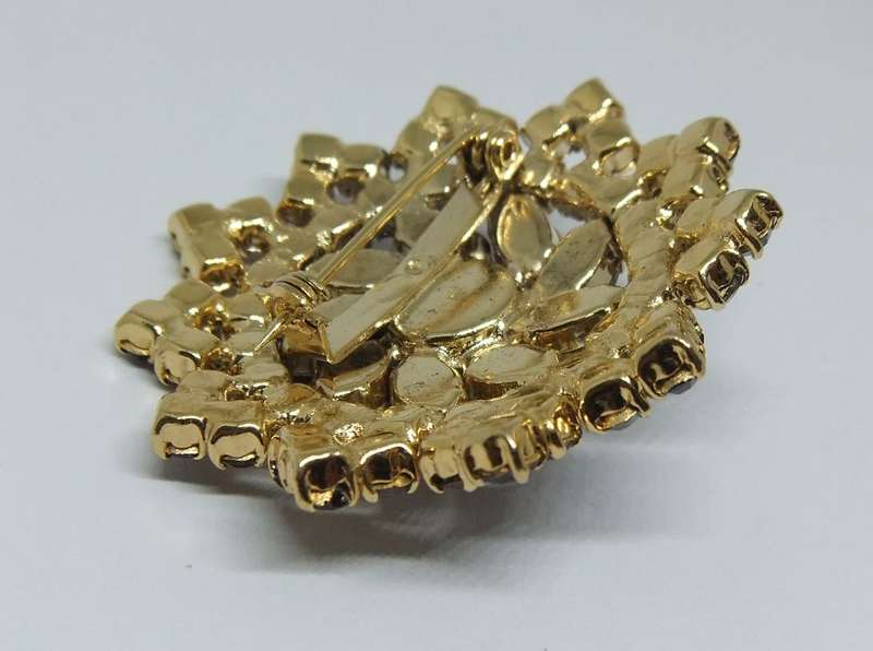 A SPARKLY VINTAGE BROOCH WITH LOTS OF FACETED AMBER COLOURED INSETS