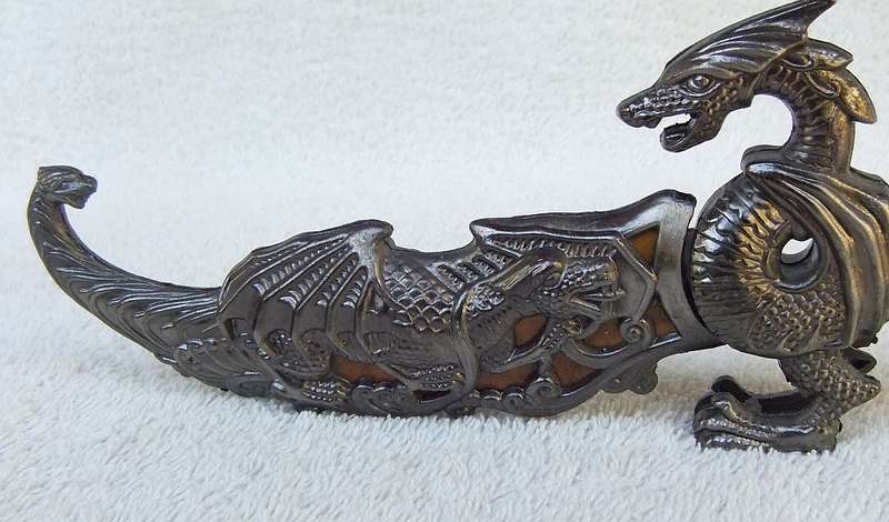 WOW !! A TOTALLY COOL DRAGON MOTIF ORNAMENTAL METAL DAGGER WITH STAINLESS STEEL BLADE !!