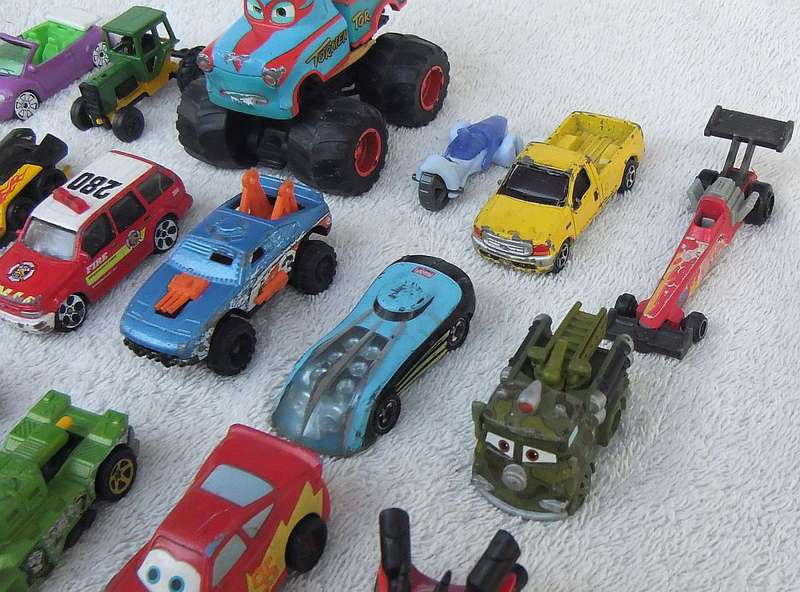 A JOBLOT OF PRELOVED MOSTLY DIE CAST VEHICLES IN VARYING CONDITIONS - 21 TOTAL - BID FOR THE LOT !!