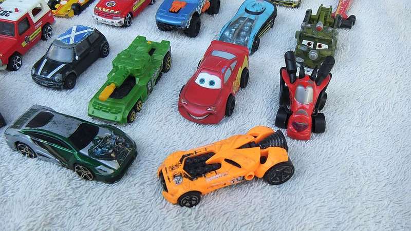 A JOBLOT OF PRELOVED MOSTLY DIE CAST VEHICLES IN VARYING CONDITIONS - 21 TOTAL - BID FOR THE LOT !!