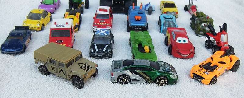 A JOBLOT OF PRELOVED MOSTLY DIE CAST VEHICLES IN VARYING CONDITIONS - 21 TOTAL - BID FOR THE LOT !!