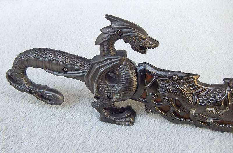WOW !! A TOTALLY COOL DRAGON MOTIF ORNAMENTAL METAL DAGGER WITH STAINLESS STEEL BLADE !!