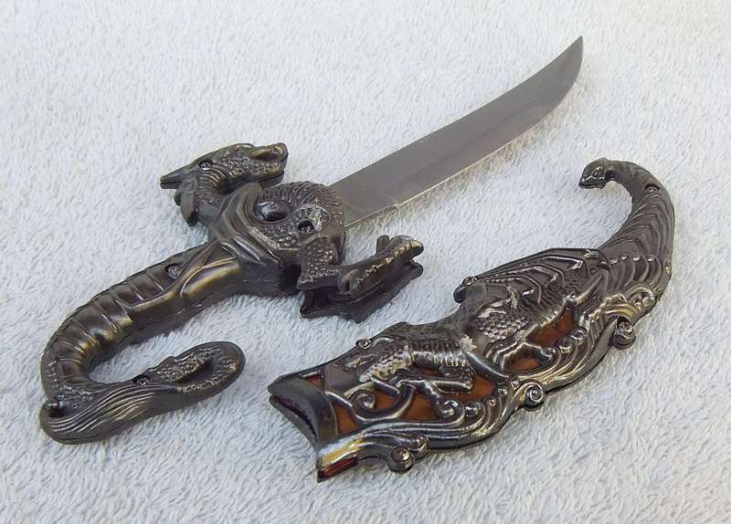 WOW !! A TOTALLY COOL DRAGON MOTIF ORNAMENTAL METAL DAGGER WITH STAINLESS STEEL BLADE !!