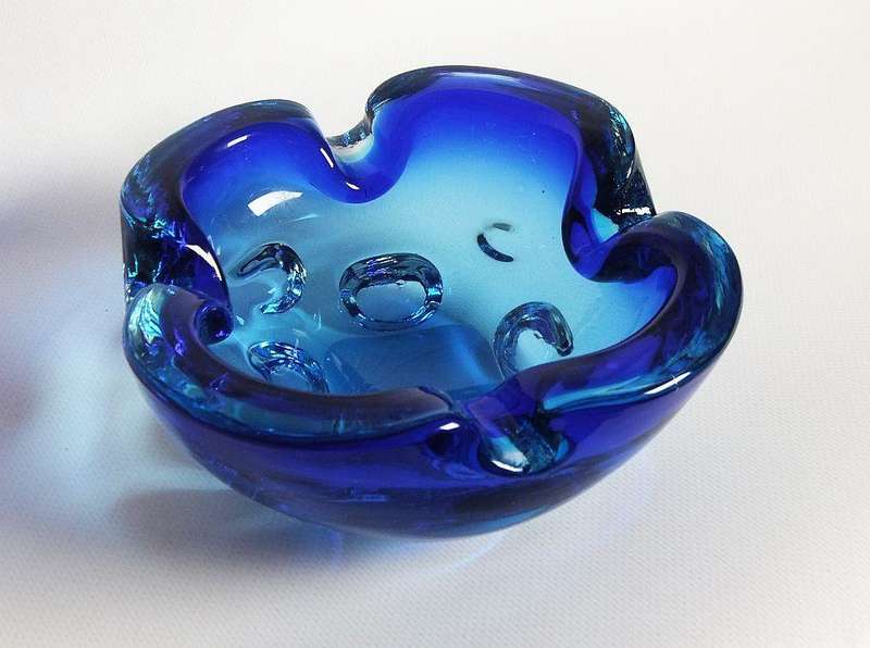 WOW !! A STUNNING VINTAGE TWO TONE BLUE 1950`S MURANO GLASS ASHTRAY IN EXCELLENT CONDITION !!