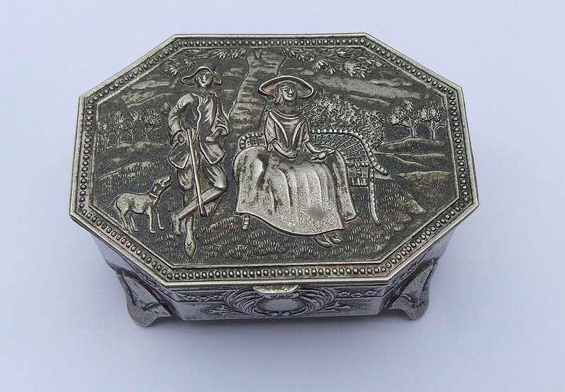 WOW !! A VINTAGE 1940`S OR 50`S JAPANESE METAL TRINKET BOX WITH STUNNING DETAIL - POST WW2 ERA