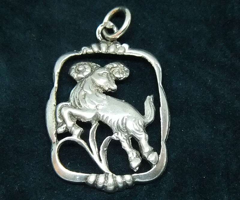 A VINTAGE SOLID STERLING SILVER "" ARIES "" STAR SIGN PENDANT - ZODIAC 8