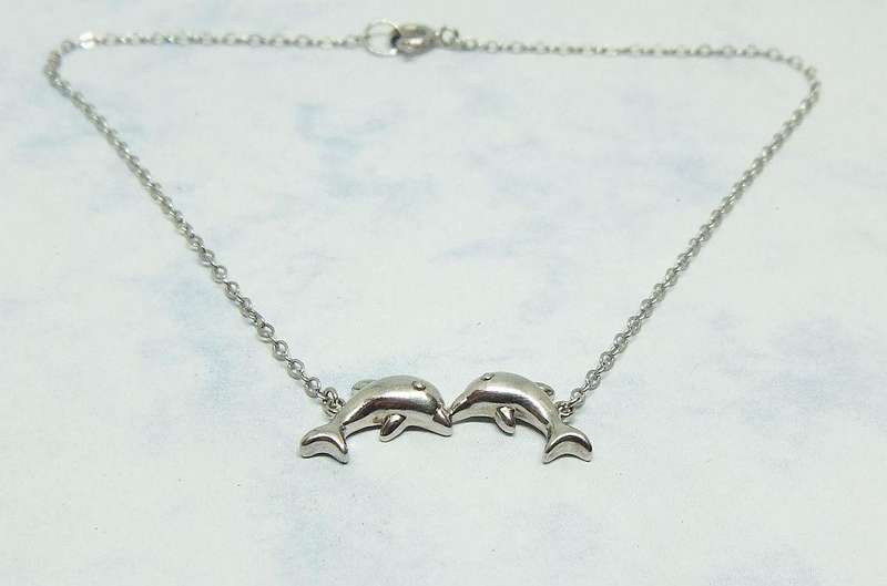WOW !! A CHARMING STERLING SILVER ANKLET WITH "KISSING DOLPHINS" MOTIF IN EXCELLENT CONDITION !!
