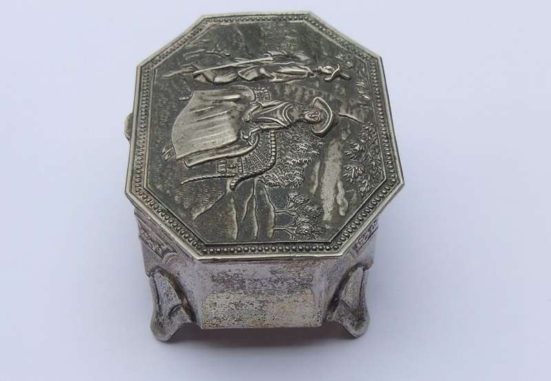 WOW !! A VINTAGE 1940`S OR 50`S JAPANESE METAL TRINKET BOX WITH STUNNING DETAIL - POST WW2 ERA