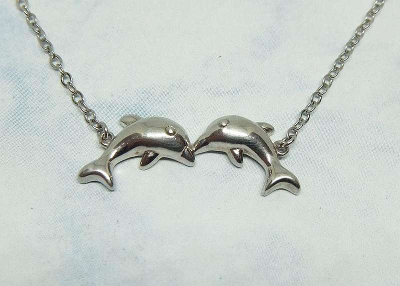 WOW !! A CHARMING STERLING SILVER ANKLET WITH "KISSING DOLPHINS" MOTIF IN EXCELLENT CONDITION !!