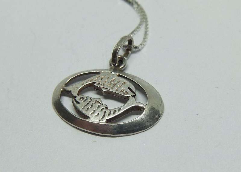 A LOVELY VINTAGE STERLING SILVER PISCES PENDANT WITH A 42 CM STERLING SILVER NECKLACE ! GREAT DETAIL