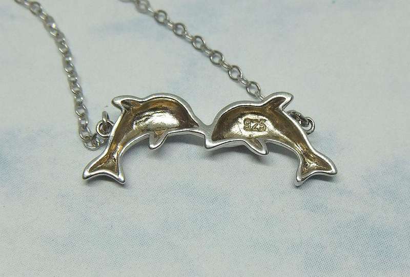WOW !! A CHARMING STERLING SILVER ANKLET WITH "KISSING DOLPHINS" MOTIF IN EXCELLENT CONDITION !!