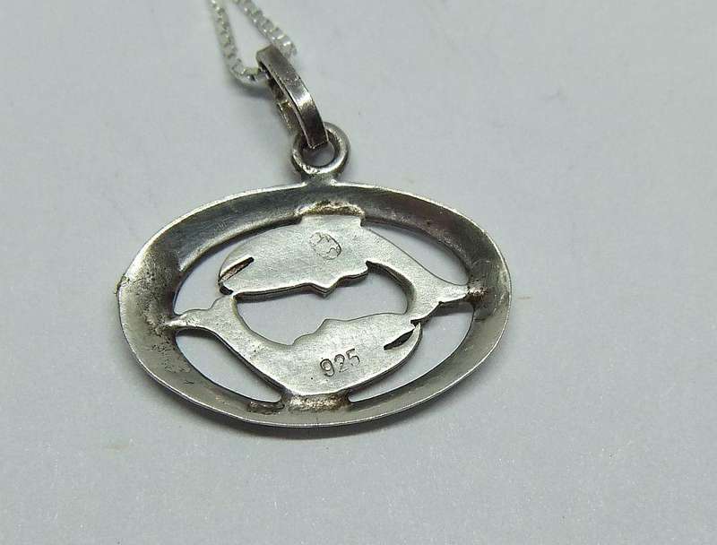 A LOVELY VINTAGE STERLING SILVER PISCES PENDANT WITH A 42 CM STERLING SILVER NECKLACE ! GREAT DETAIL