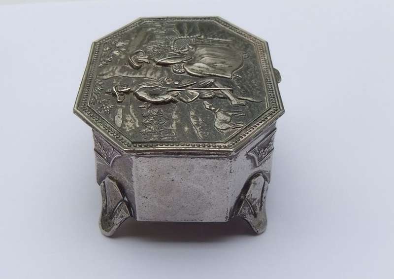 WOW !! A VINTAGE 1940`S OR 50`S JAPANESE METAL TRINKET BOX WITH STUNNING DETAIL - POST WW2 ERA