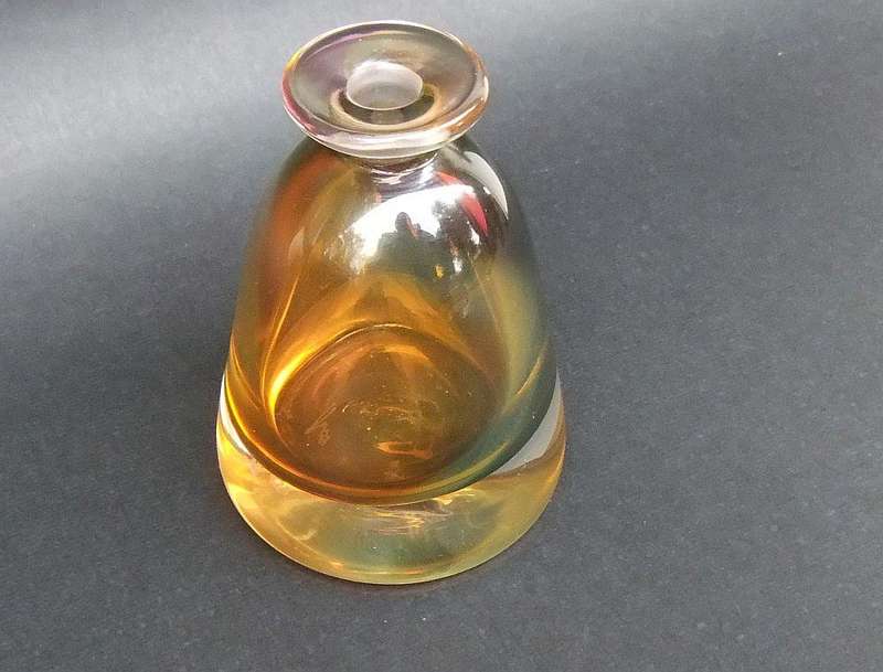 A BEAUTIFUL HEAVY FOR SIZE HAND BLOWN AND SIGNED GLASS POSY VASE IN GREAT CONDITION