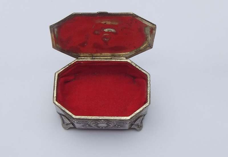 WOW !! A VINTAGE 1940`S OR 50`S JAPANESE METAL TRINKET BOX WITH STUNNING DETAIL - POST WW2 ERA