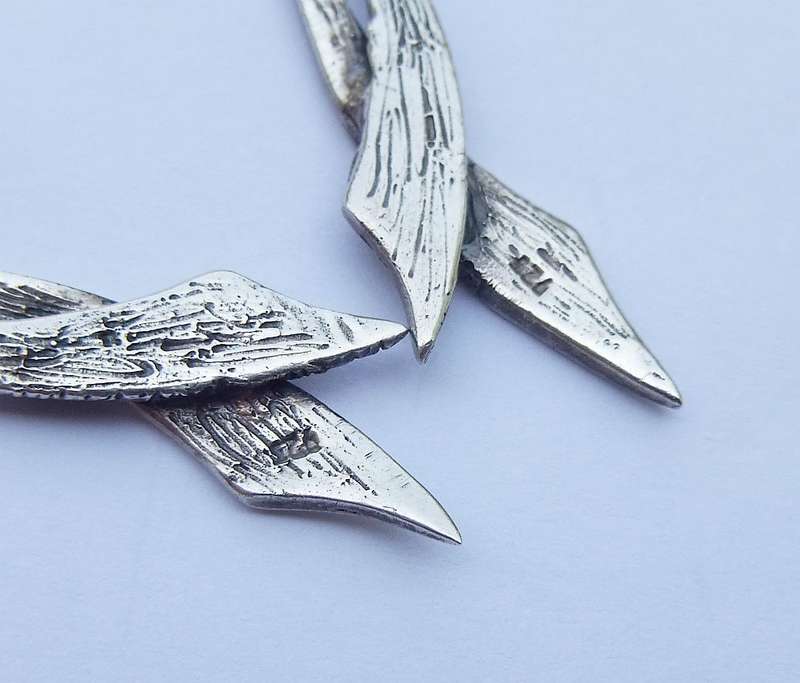 MUST HAVE !! AN ELEGANT PAIR OF SOLID STERLING SILVER EARRINGS IN GREAT CONDITION !! FREE COMBINING