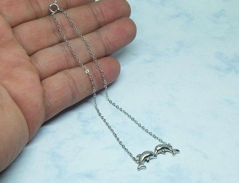 WOW !! A CHARMING STERLING SILVER ANKLET WITH "KISSING DOLPHINS" MOTIF IN EXCELLENT CONDITION !!