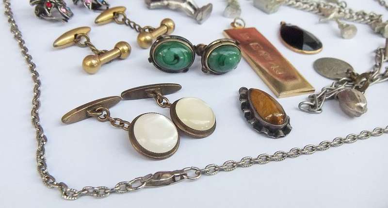 VINTAGE JEWELS LOT # 1 - CUFFLINKS - EARRINGS - CHARM BRACELETS - PENDANTS !! BID FOR THE LOT !!