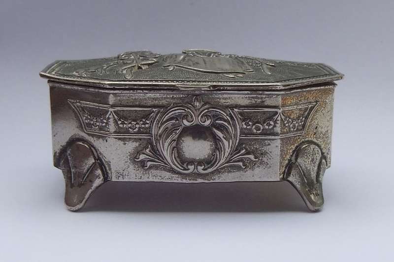 WOW !! A VINTAGE 1940`S OR 50`S JAPANESE METAL TRINKET BOX WITH STUNNING DETAIL - POST WW2 ERA