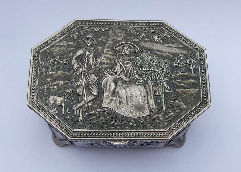 WOW !! A VINTAGE 1940`S OR 50`S JAPANESE METAL TRINKET BOX WITH STUNNING DETAIL - POST WW2 ERA