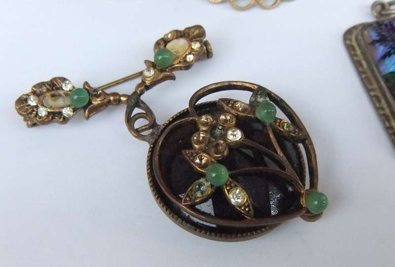 VINTAGE JEWELS LOT # 2 - EARRINGS - PENDANTS - BROOCHES - BRACELET !! BID FOR THE LOT !!