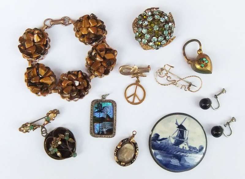 VINTAGE JEWELS LOT # 2 - EARRINGS - PENDANTS - BROOCHES - BRACELET !! BID FOR THE LOT !!