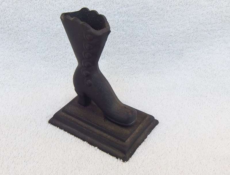 AN OLD LOOKING CAST IRON DOOR STOP OR PAPERWEIGHT IN THE SHAPE OF A VICTORIAN BOOT !! SWEET !!