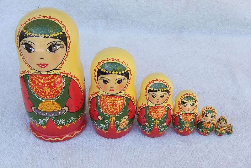 AN AMAZING VINTAGE HAND PAINTED 7 PIECE NESTING DOLL SET