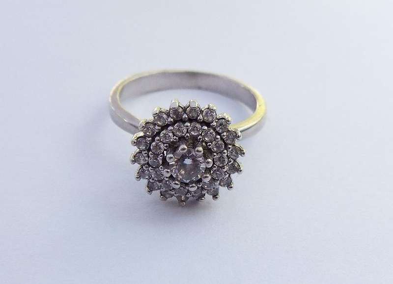 LOOK !! AN AMAZING SOLID STERLING SILVER CLUSTER RING SET WITH LOTS OF FACETED CZ STONES !! WOW !!