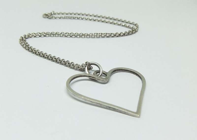 A TOTALLY UNIQUE STERLING SILVER HEART PENDANT PLUS A STERLING SILVER CHOKER NECKLACE !!