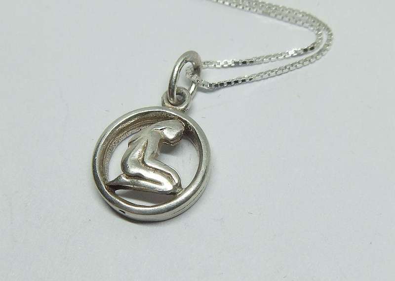 WOW !! A CHARMING VINTAGE GERMAN SILVER VIRGO PENDANT WITH A 42 CM STERLING SILVER NECKLACE !!