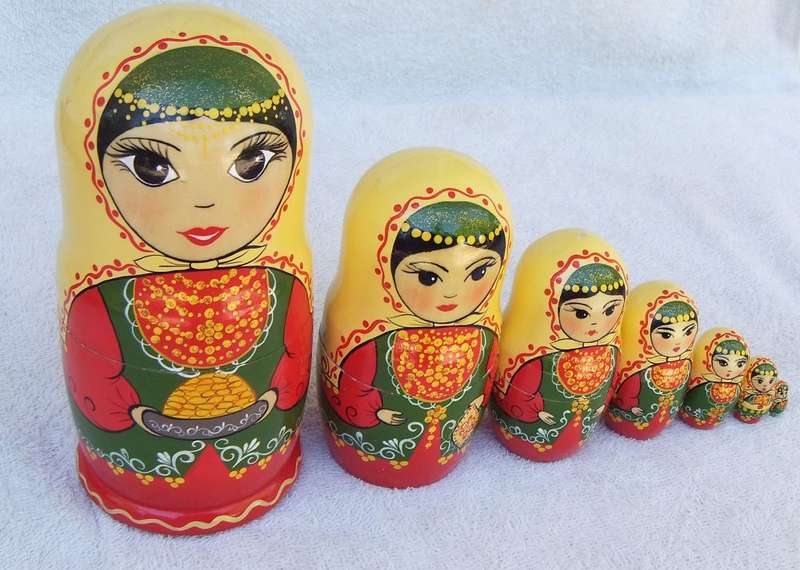 AN AMAZING VINTAGE HAND PAINTED 7 PIECE NESTING DOLL SET