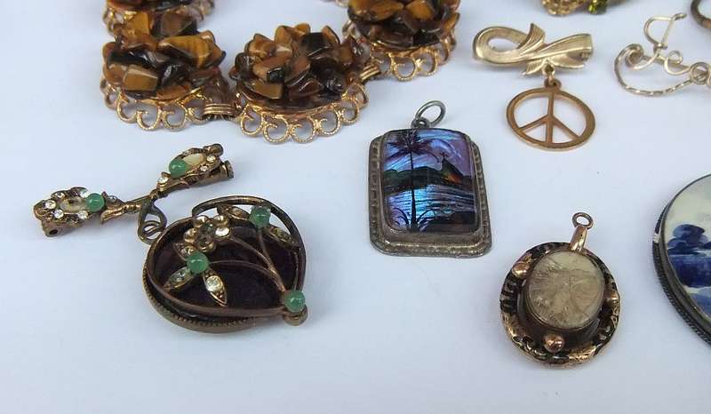 VINTAGE JEWELS LOT # 2 - EARRINGS - PENDANTS - BROOCHES - BRACELET !! BID FOR THE LOT !!