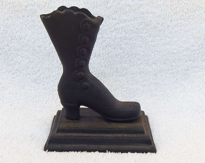 AN OLD LOOKING CAST IRON DOOR STOP OR PAPERWEIGHT IN THE SHAPE OF A VICTORIAN BOOT !! SWEET !!