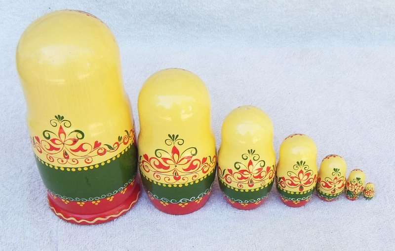 AN AMAZING VINTAGE HAND PAINTED 7 PIECE NESTING DOLL SET
